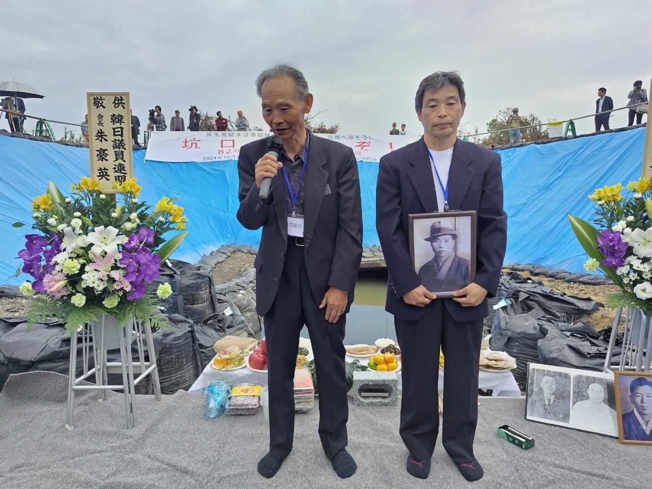 遺影を持って常西さん親子