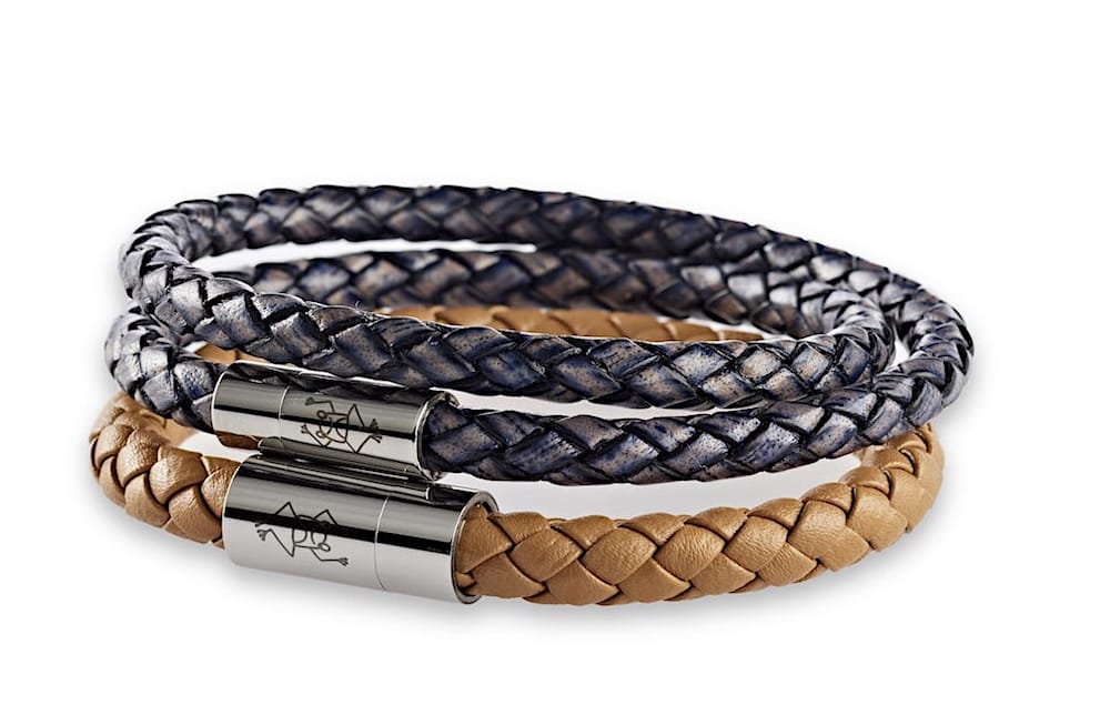 8 mm Herren Armband geflochten Farbe Hellbraun mit Edelstahl Magnetverschluss. Dazu ein blaues doppeltes geflochtenes 6 mm Herren Armband mit Edelstahl Magnetverschluss.