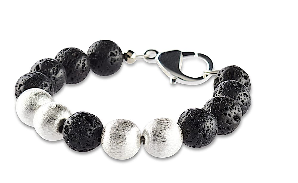 12 mm Herren Armband aus schwarzen Lavaperlen mit vier Perlen aus geschliffenen Silber. Mit einem versilberten Karabiner als Verschluss mit Crazy Frog Logo.