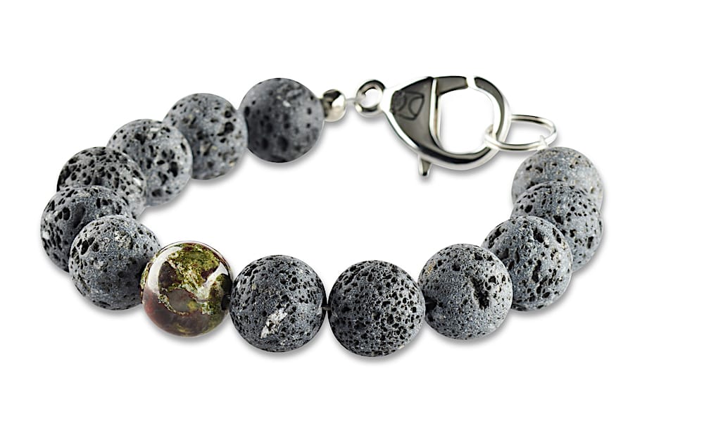 12 mm Herren Armband aus grauen Lavaperlen mit einer Perle aus grünem Jaspis. Mit einem Edelstahl Karabiner als Verschluss mit Crazy Frog Logo.