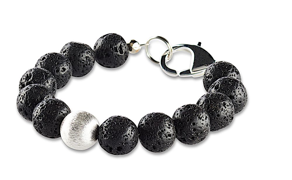 12 mm Herren Armband aus schwarzen Lavaperlen mit einer Perle aus geschliffenen Silber. Mit einem versilberten Karabiner als Verschluss mit Crazy Frog Logo.