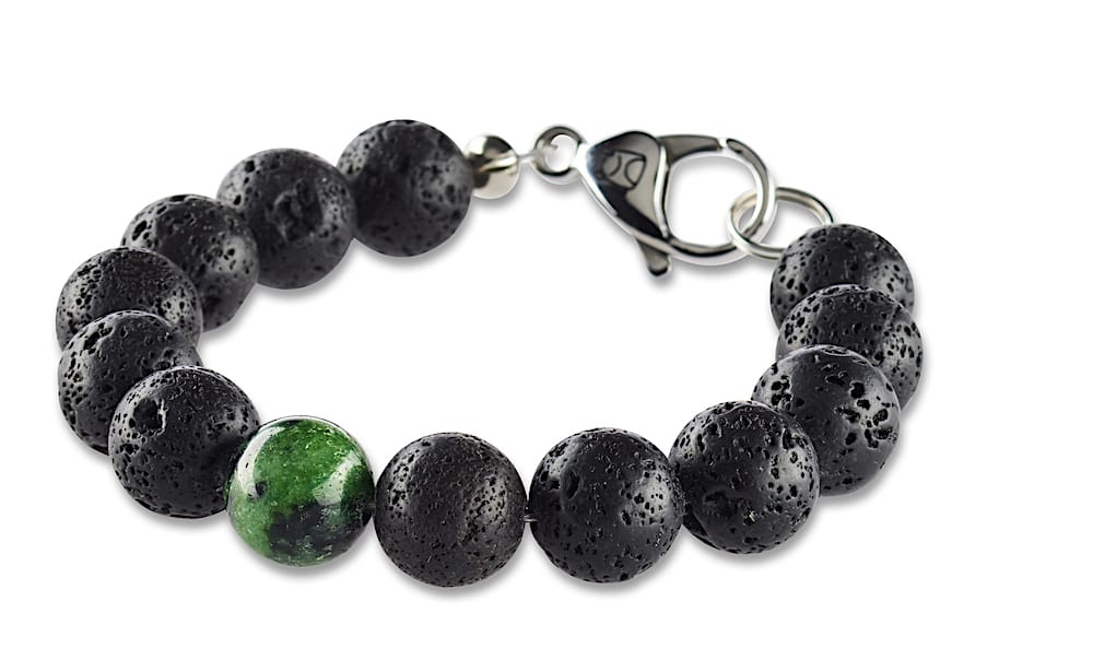 10 mm Damen Armband aus schwarzen Lavaperlen mit einer grünen Perle aus Epidot Rubin. Mit einem Edelstahl Karabiner als Verschluss mit Crazy Frog Logo.