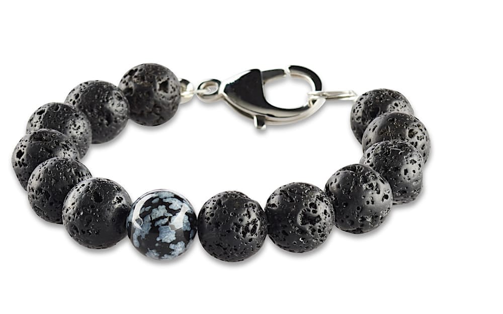 12 mm Herren Armband aus schwarzen Lavaperlen mit einer Perle aus blauem Obsidian. Mit einem Edelstahl Karabiner als Verschluss mit Crazy Frog Logo.