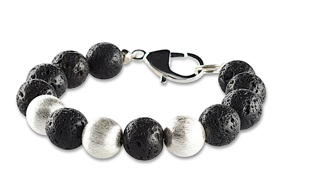 12 mm Herren Armband aus schwarzen Lavaperlen mit drei Perlen aus geschliffenen Silber. Mit einem versilberten Karabiner als Verschluss mit Crazy Frog Logo.