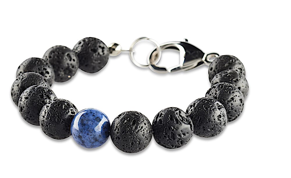12 mm Herren Armband aus schwarzen Lavaperlen mit einer Perle aus blauem Dumortierit. Mit einem Edelstahl Karabiner als Verschluss mit Crazy Frog Logo.