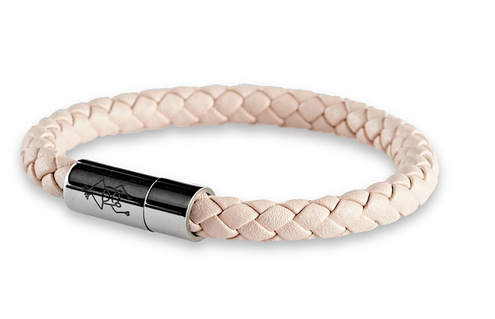 Beiges geflochtenes Lederarmband 6 mm Durchmesser für Damen mit glänzenden Magnetverschluss aus Edelstahl und Crazy Frog Logo auf dem Verschluss