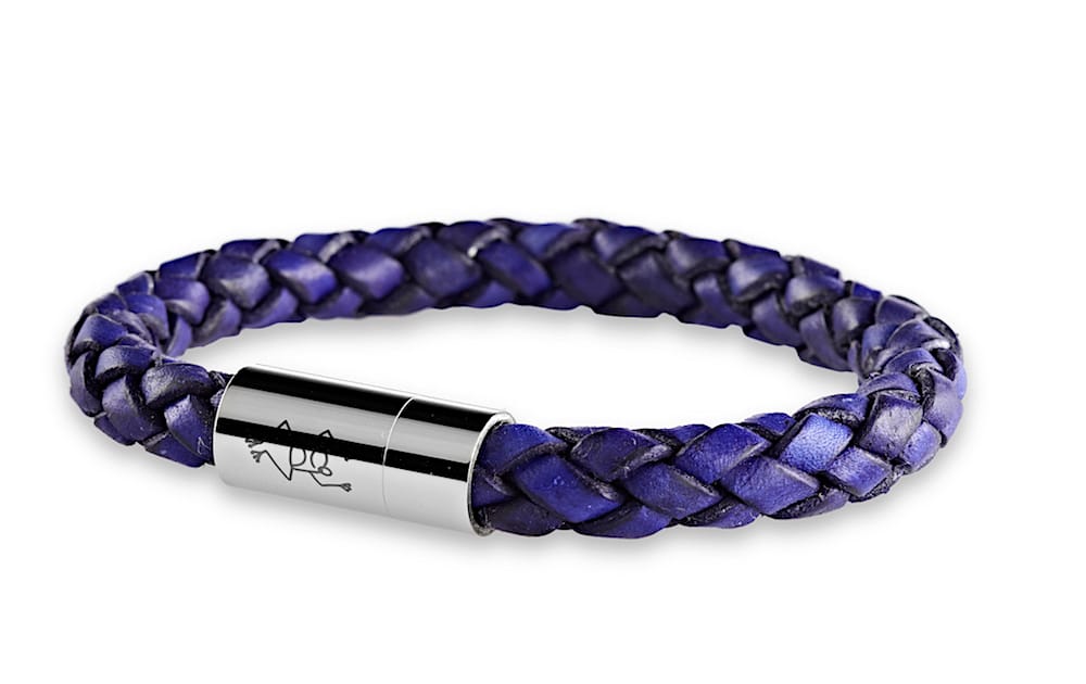 Geflochtenes Lederarmband 8 mm Durchmesser für Herren in der Farbe Lila mit glänzenden Magnetverschluss aus Edelstahl und Crazy Frog Logo auf dem Verschluss