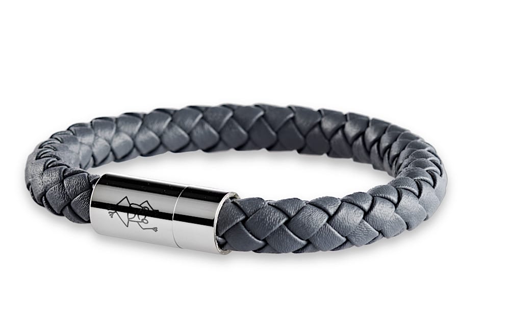 Dunkelgraues geflochtenes Lederarmband 8 mm Durchmesser für Herren mit glänzenden Magnetverschluss aus Edelstahl und Crazy Frog Logo auf dem Verschluss