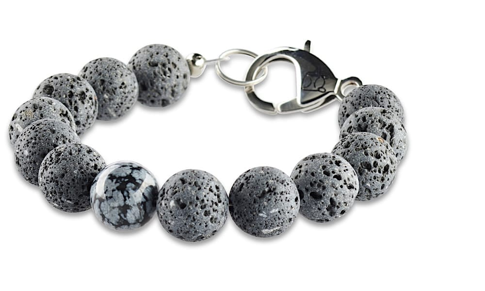12 mm Herren Armband aus grauen Lavaperlen mit einer Perle aus blauem Obsidian. Mit einem Edelstahl Karabiner als Verschluss mit Crazy Frog Logo.
