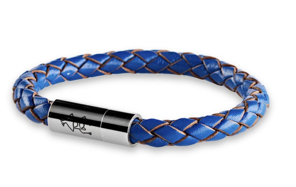 Blaues geflochtenes Lederarmband 6 mm Durchmesser für Damen mit glänzenden Magnetverschluss aus Edelstahl und Crazy Frog Logo auf dem Verschluss