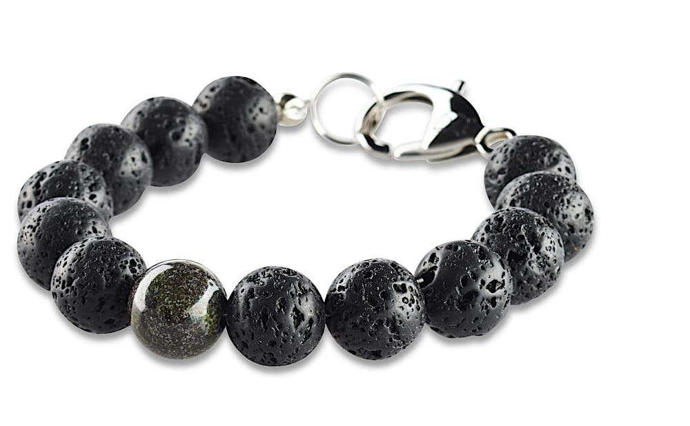 12 mm Herren Armband aus schwarzen Lavaperlen mit einer Perle aus grünem Drachenblut Jaspis. Mit einem Edelstahl Karabiner als Verschluss mit Crazy Frog Logo.