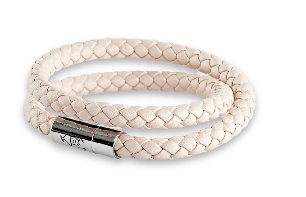 Doppeltes geflochtenes Lederarmband 6 mm Durchmesser für Damen in der Farbe Beige mit glänzenden Magnetverschluss aus Edelstahl und Crazy Frog Logo auf dem Verschluss