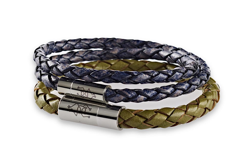 6 mm Damen Armband geflochten Farbe Grün mit Edelstahl Magnetverschluss. Dazu ein dunkelblaues doppeltes geflochtenes 4 mm Damen Armband mit Edelstahl Magnetverschluss.