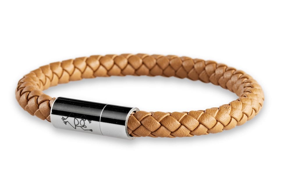 Hellbraunes geflochtenes Lederarmband 6 mm Durchmesser für Damen mit glänzenden Magnetverschluss aus Edelstahl und Crazy Frog Logo auf dem Verschluss
