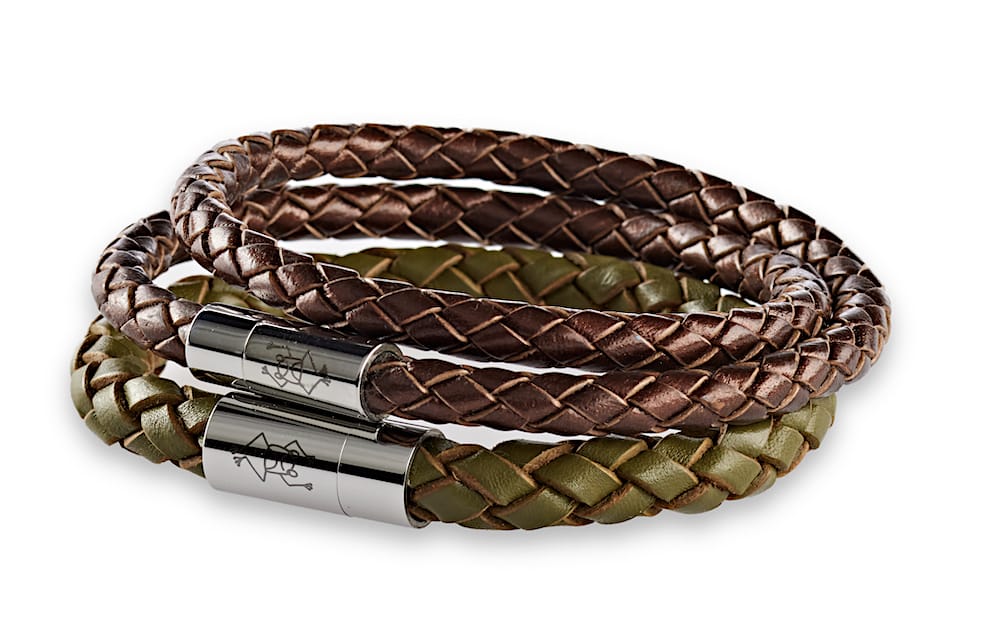 8 mm Herren Armband geflochten Farbe Grün mit Edelstahl Magnetverschluss. Dazu ein schokofarbenes doppeltes geflochtenes 6 mm Herren Armband mit Edelstahl Magnetverschluss.