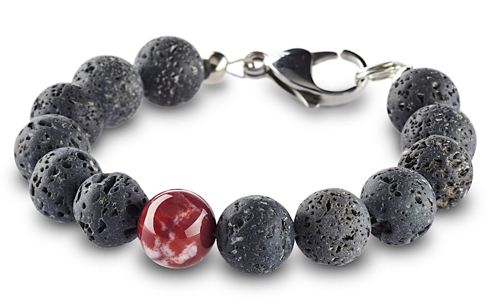 10 mm Damen Armband aus grauen Lavaperlen mit einer roten Perle aus Fire Achat. Mit einem Edelstahl Karabiner als Verschluss mit Crazy Frog Logo.