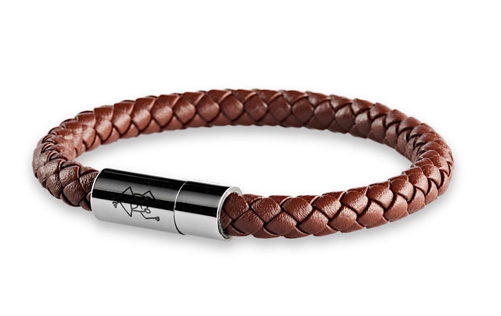 Dunkelbraunes geflochtenes Lederarmband 6 mm Durchmesser für Damen mit glänzenden Magnetverschluss aus Edelstahl und Crazy Frog Logo auf dem Verschluss