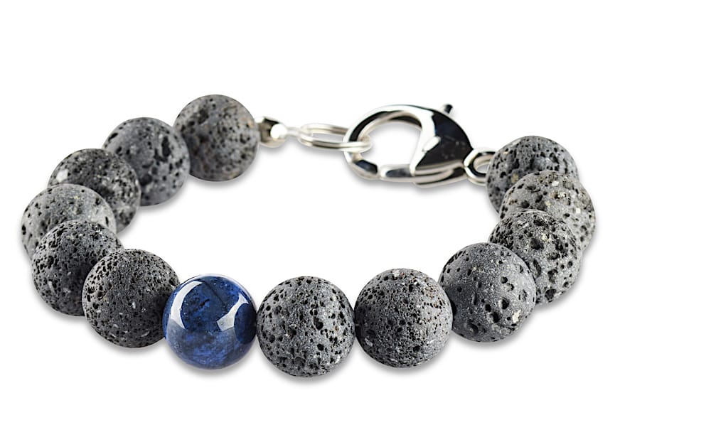 12 mm Herren Armband aus grauen Lavaperlen mit einer Perle aus blauem Dumortierit. Mit einem Edelstahl Karabiner als Verschluss mit Crazy Frog Logo.