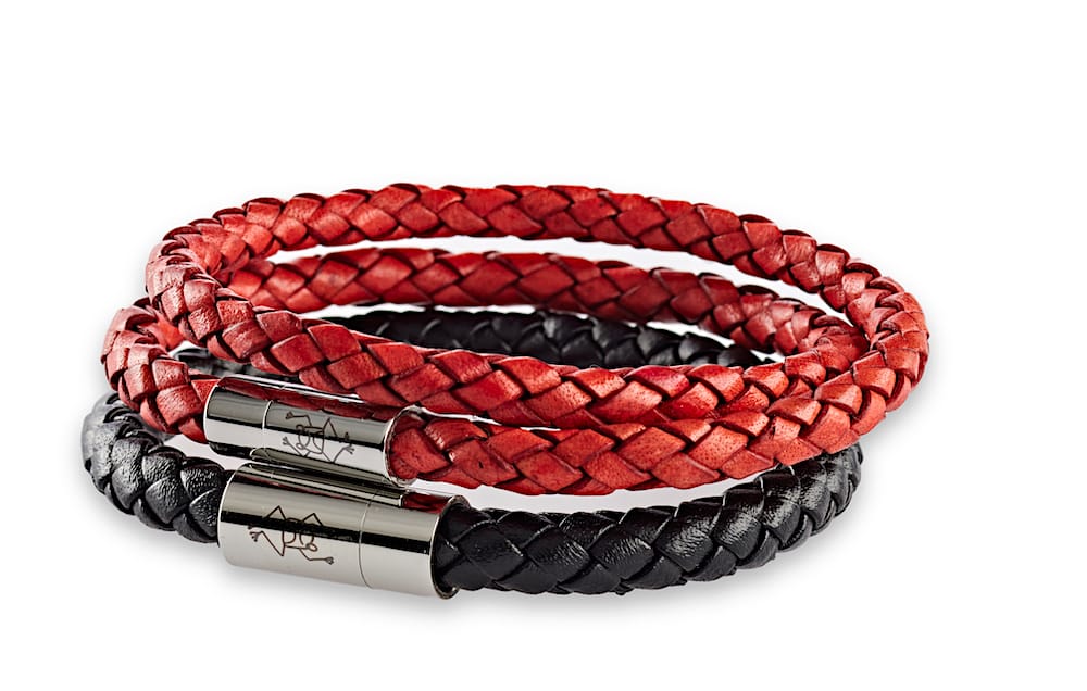 8 mm Herren Armband geflochten Farbe Schwarz mit Edelstahl Magnetverschluss. Dazu ein rotes doppeltes geflochtenes 6 mm Herren Armband mit Edelstahl Magnetverschluss.