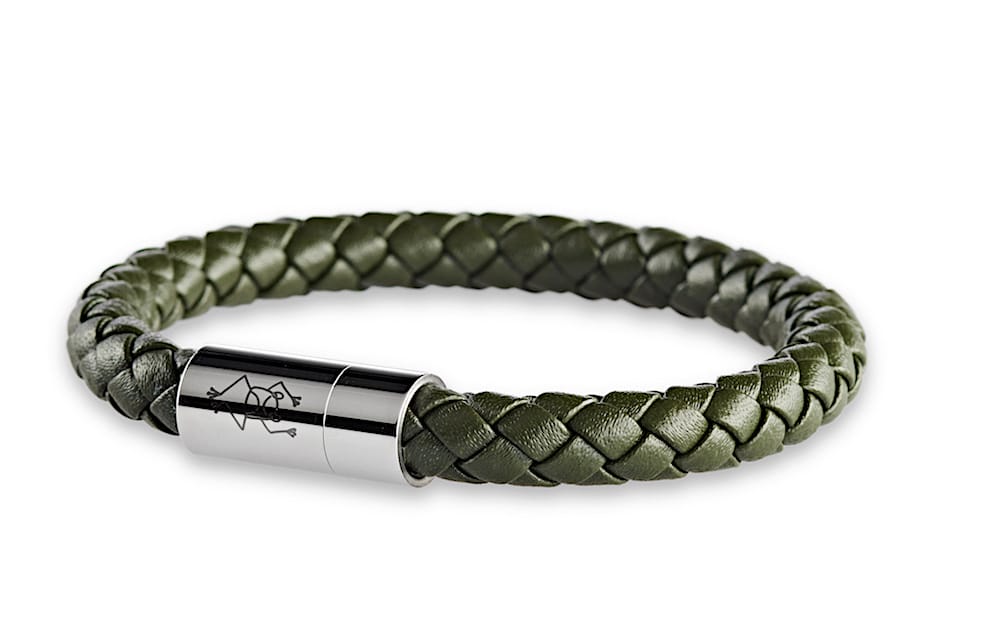 Dunkelgrünes geflochtenes Lederarmband 8 mm Durchmesser für Herren mit glänzenden Magnetverschluss aus Edelstahl und Crazy Frog Logo auf dem Verschluss
