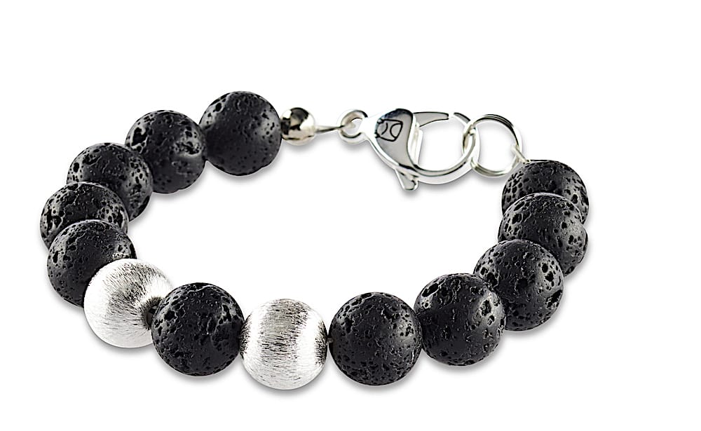 10 mm Damen Armband aus schwarzen Lavaperlen mit zwei Perlen aus geschliffenen Silber. Mit einem versilberten Karabiner als Verschluss mit Crazy Frog Logo.