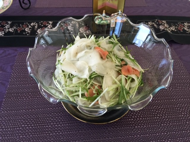 【カブの雛サラダ】　カブ・水菜・スモークサーモンを市販のフレンチドレッシングで和えてみました。
