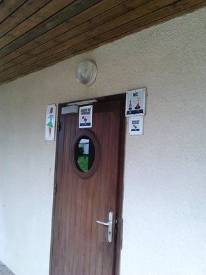 die Franzosen haben erkannt wer beim Camping für die Chemie-Toilette zuständig ist - die Frauen.