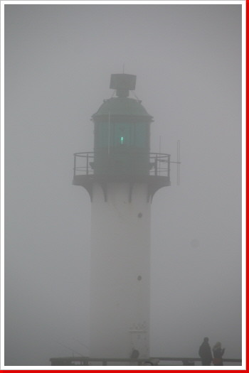 Hafeneinfahrt Calais im Nebel