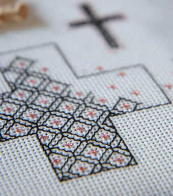 ブラックワークで刺繍した十字架