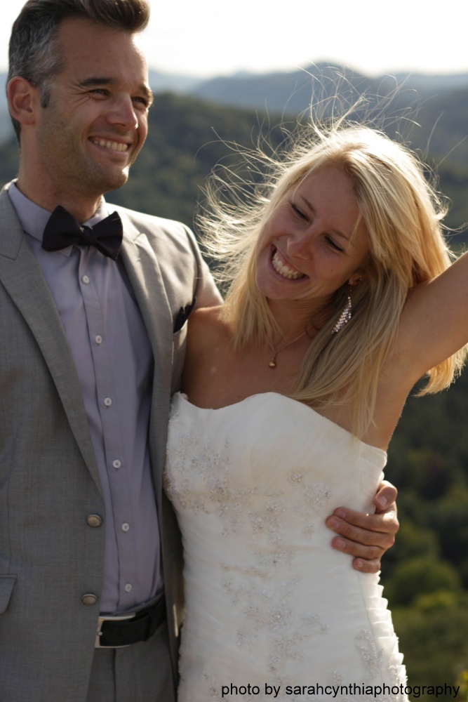 Lila fliege mit einstecktuch hochzeit grauer anzug