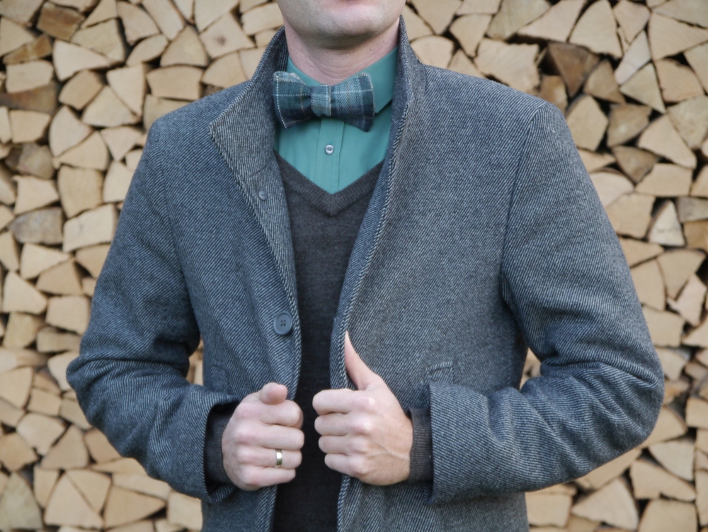 Herren Anzug Fliege grün beige kariert - winterfliege- weihnachtsfliege - schleife auf grünes hemd brauner pullover mantel