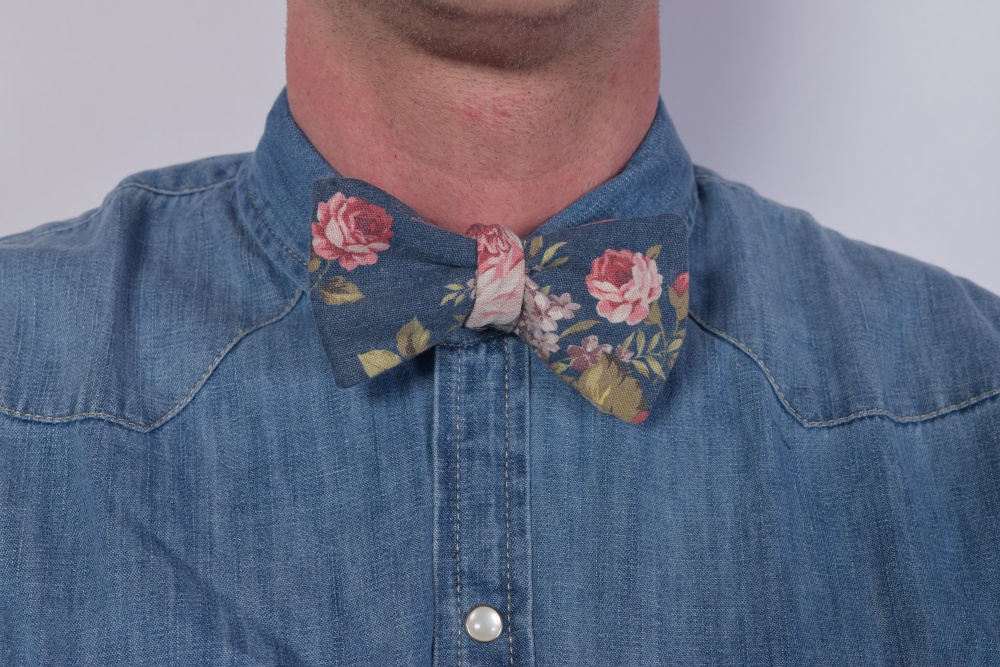 blaue blumen fliege zum selbstbindenauf jeanshemd