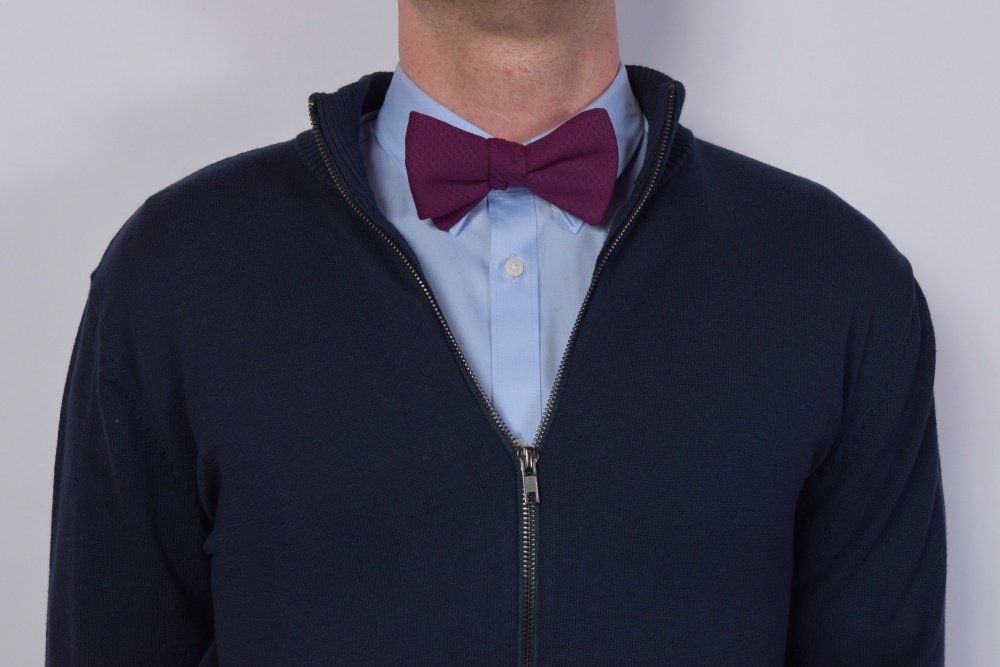 Querbinder - Fliege violett lila gemustert auf blauem Hemd und schwarzem Pullover