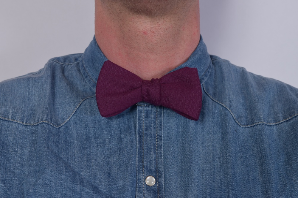 violette fliege zum selbstbinden auf jeanshemd
