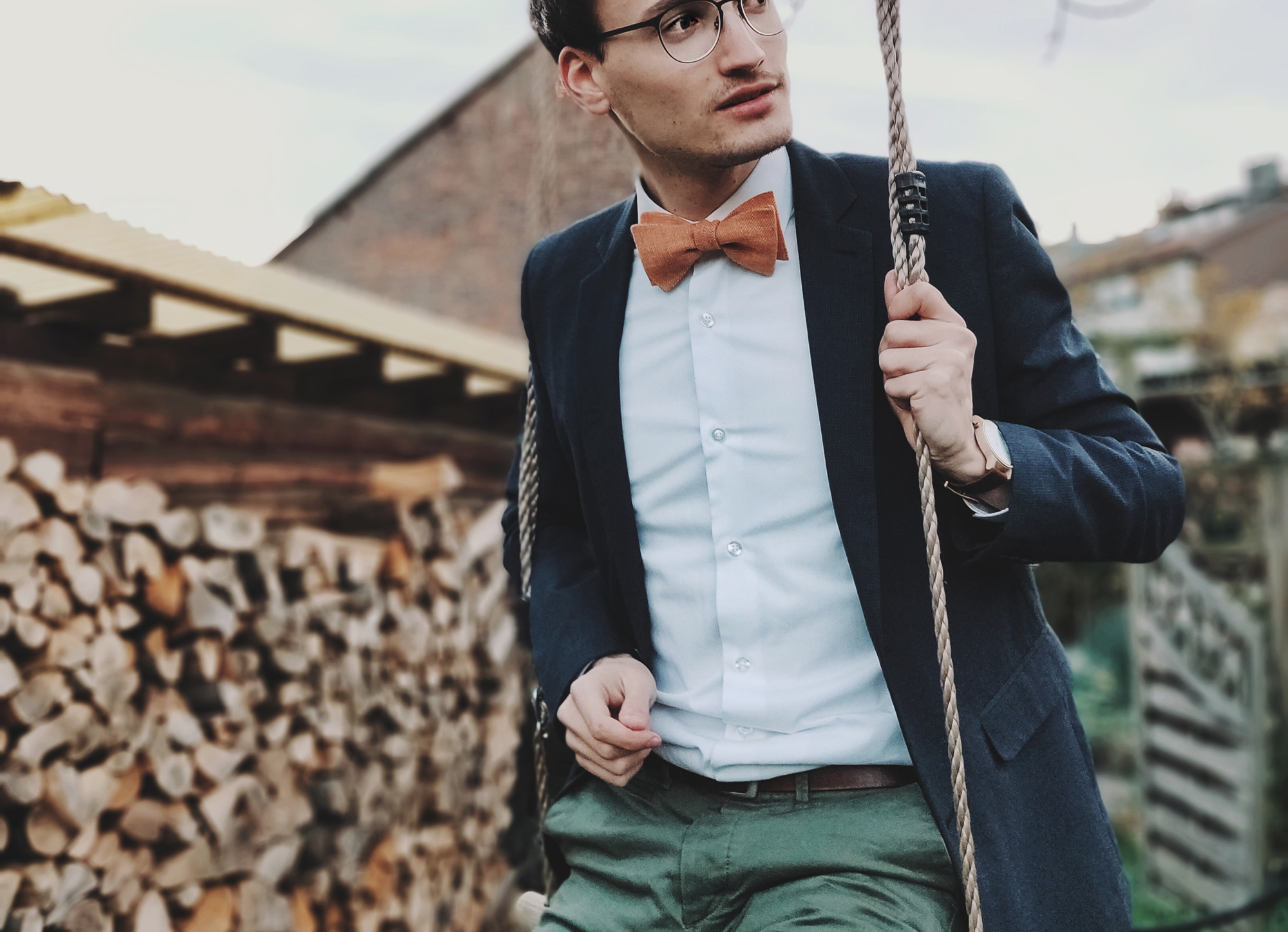 orangene fliege querbinder zu grüner hose hellblaues hemd blaues sakko