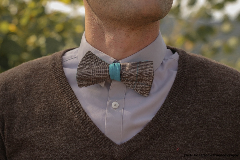 Querbinder - Fliege blau braune Kombination auf braunem Pullover