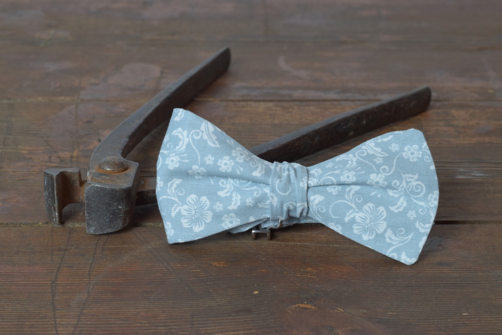Herren Anzug Schleife grau blaues Blumenmuster zum selberbinden – Selbstbinder