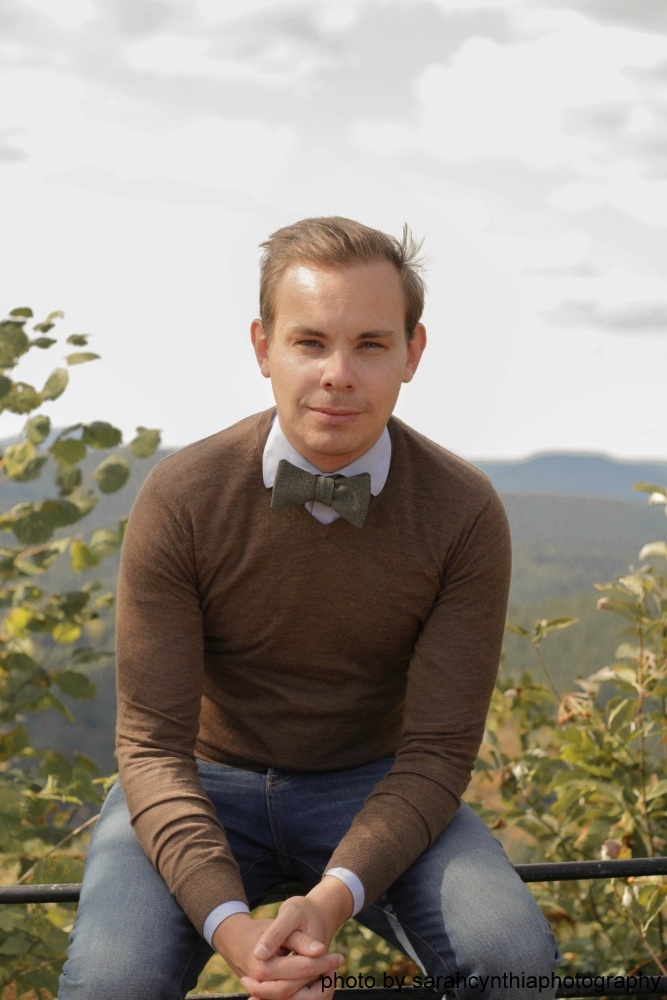 Herren Anzug Fliege grau gemustert auf blaues hemd und brauner pullover