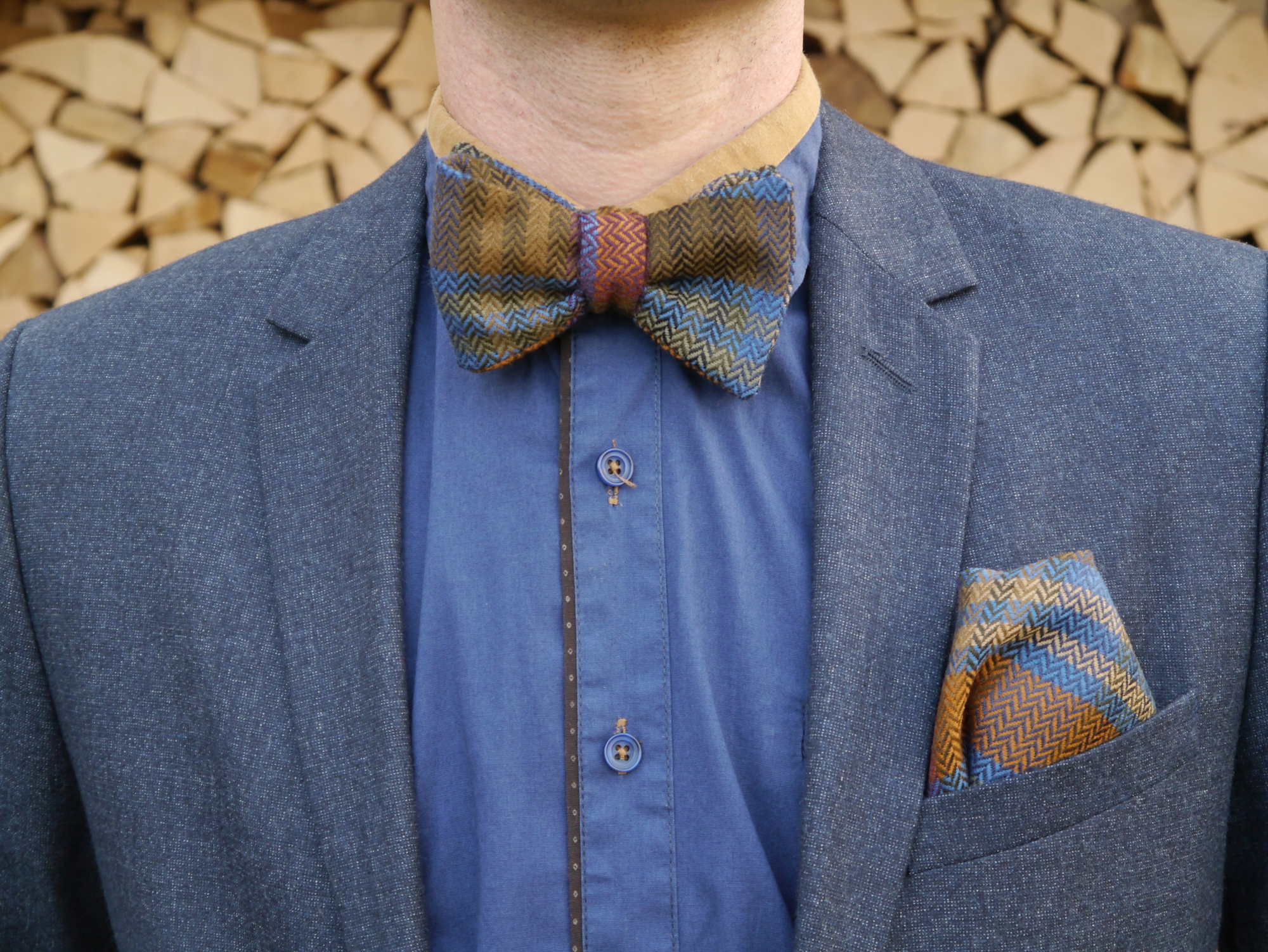 bunte fliege auf blaues hemd und blauer anzug