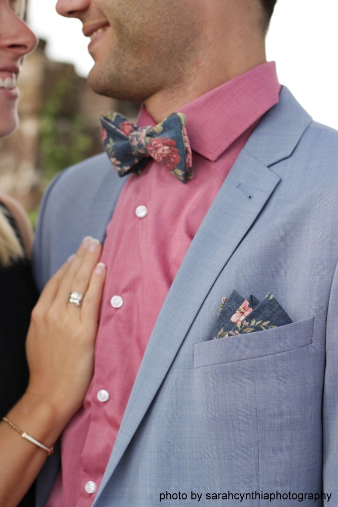 Blaue Herren Anzug Fliege mit Blumen auf hellblauem anzug und rose farbenem hemd