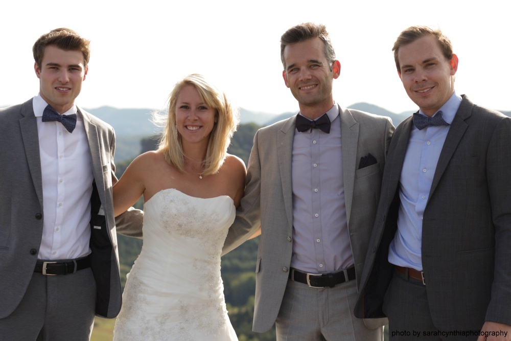 Lila fliege mit einstecktuch hochzeit grauer anzug trauzeugen blaue gleiche fliege