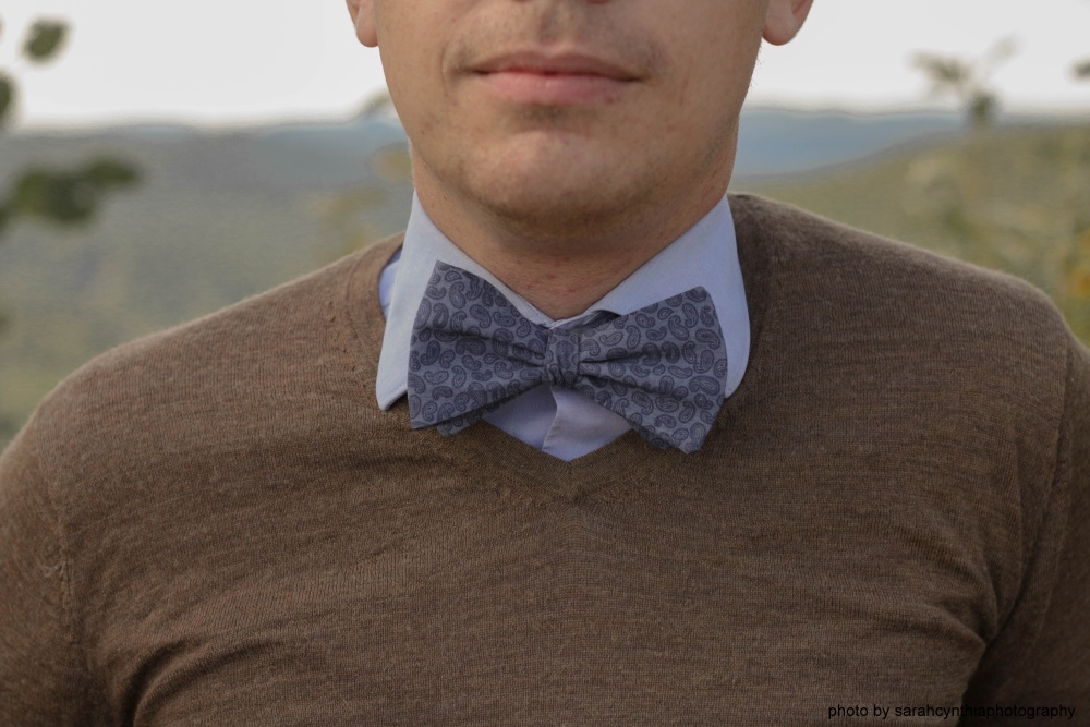 Herren Anzug Fliege in blau mit paisleymuster auf blaues hemd und brauner pullover