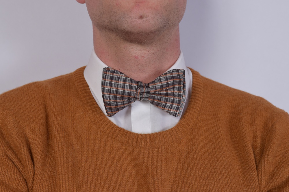 Querbinder - braune - orange karierte Fliege auf braunen Pullover