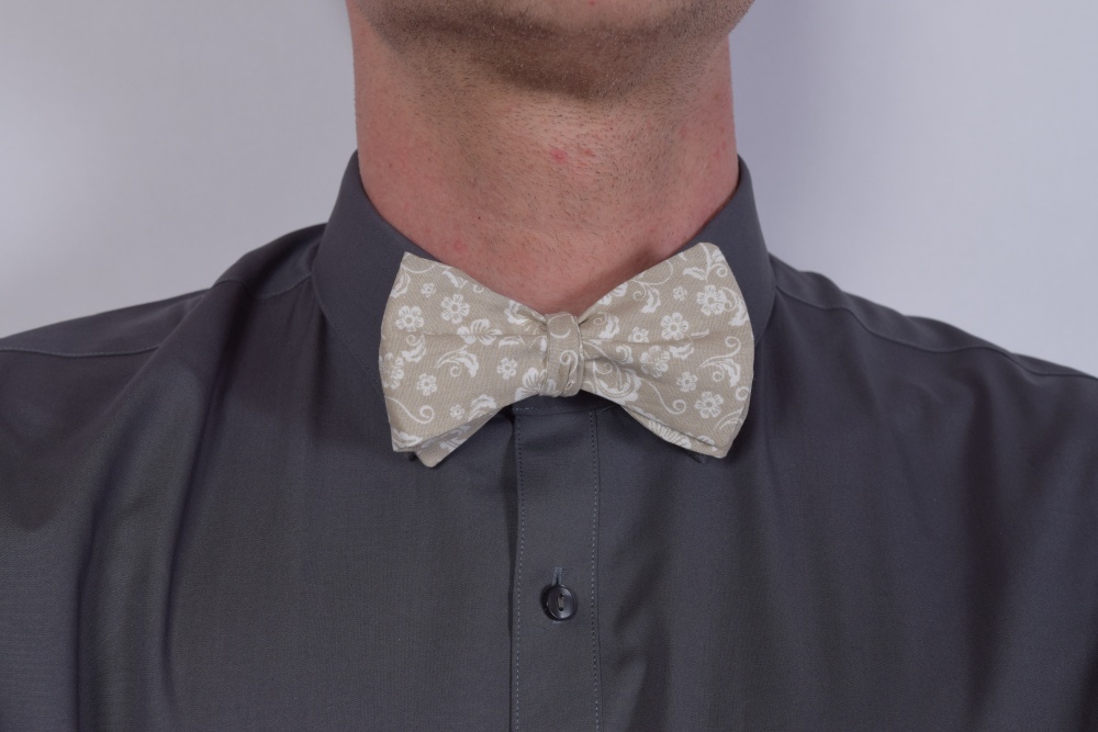 Querbinder - Fliege beige Blumenmuster auf schwarzem Hemd
