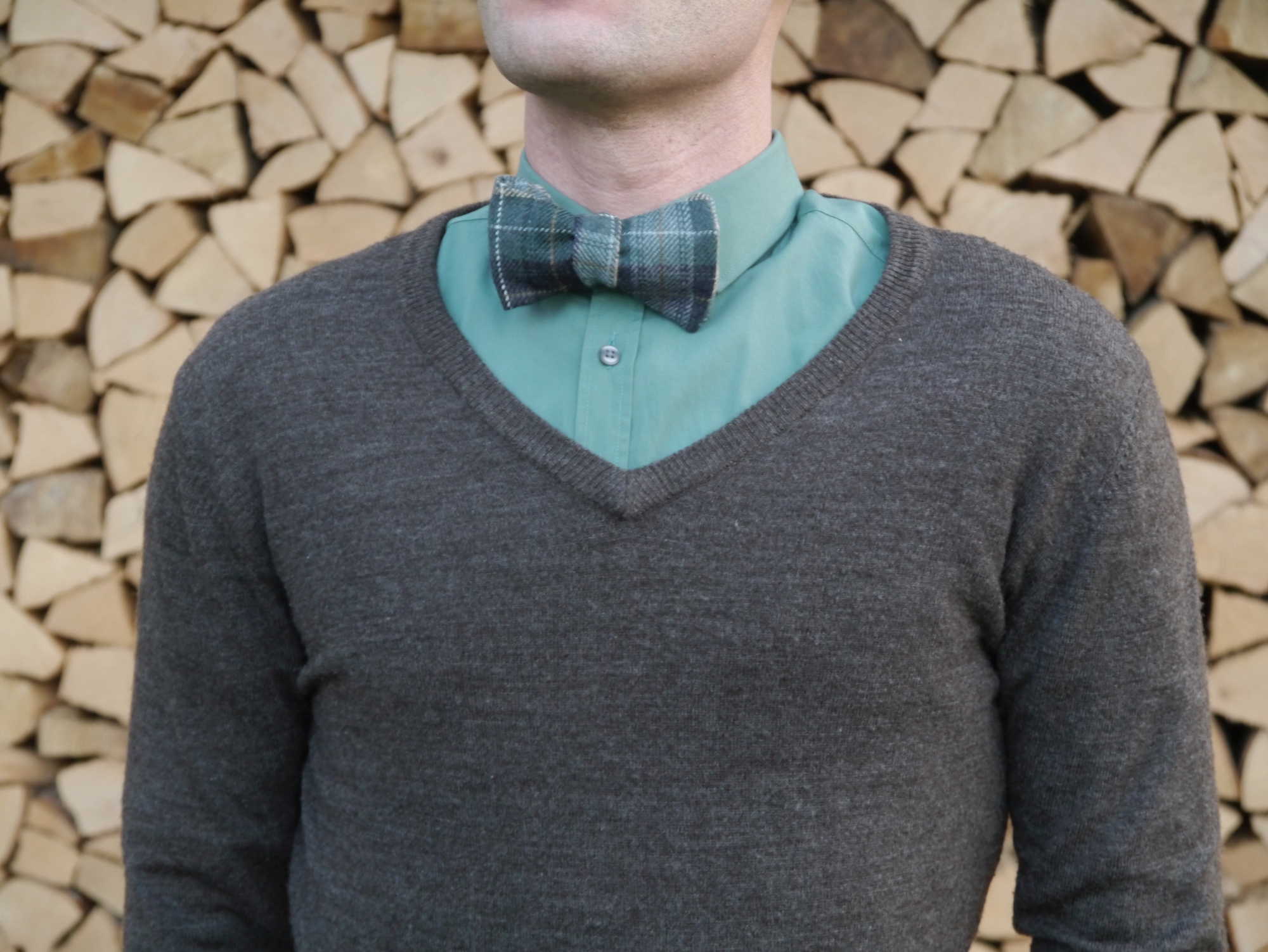 winterfliege weihnachtsfliege grüne fliege auf grünes hemd und brauner pullover