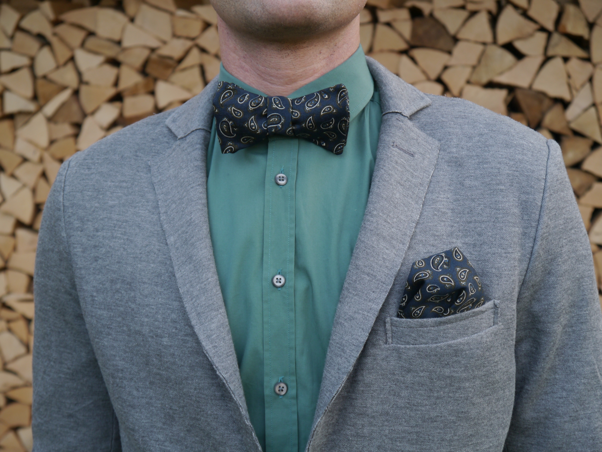 blaue fliege paisley mit einstecktuch auf jersey blazer und grünes hemd
