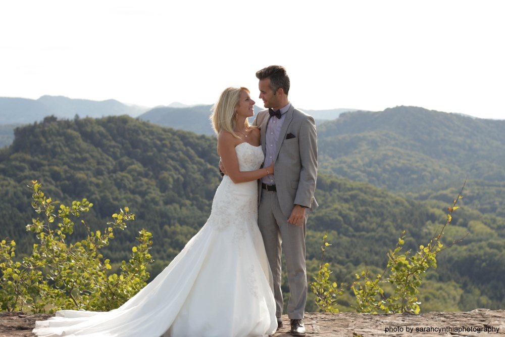Lila fliege mit einstecktuch hochzeit grauer anzug