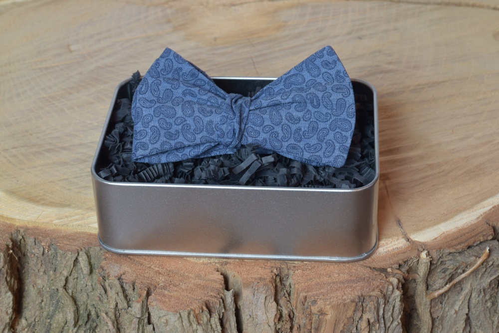 Querbinder - Fliege dunkelblau Paisley in unserer Geschenkbox