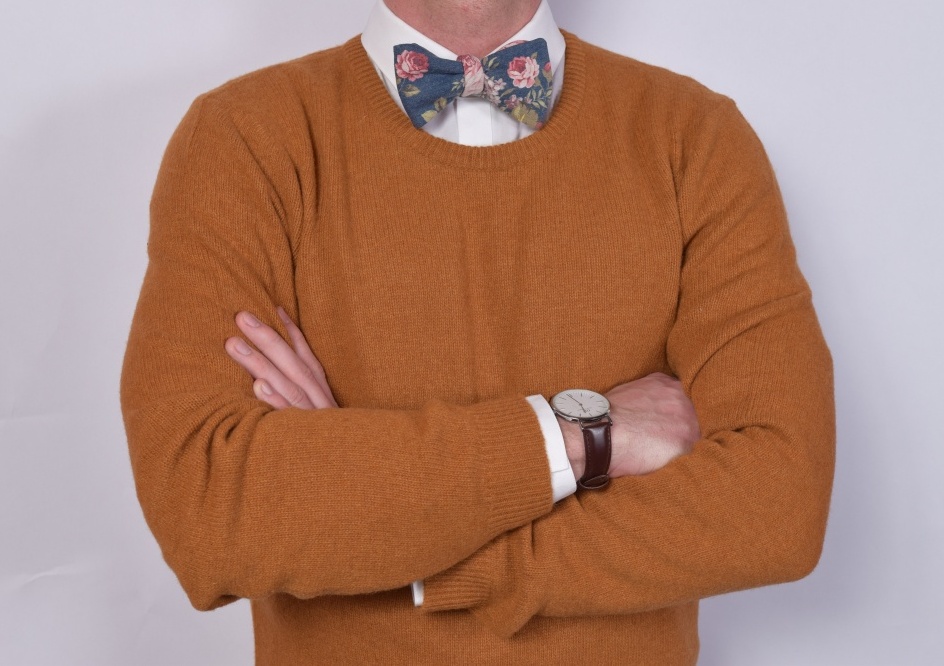 blaue blumen fliege  zum selbstbindenauf braunem pullover