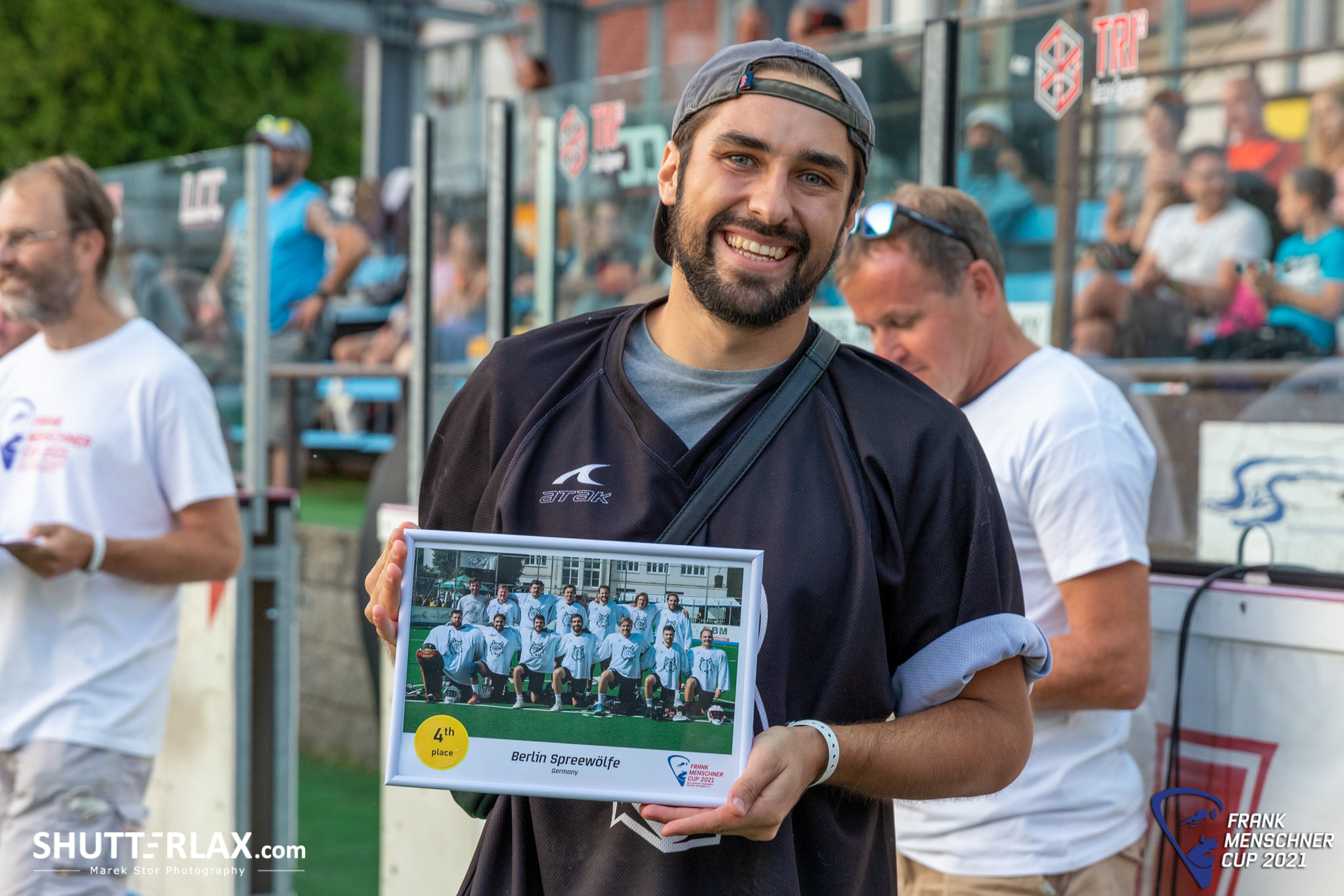 Gründer und Team Leader der Lacrosseabteilung bei den Spreewölfen Berlin, Felipe Oehrwald mit dem Mannschaftsfoto (Credit: shutterlax.com)